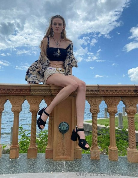 lola costa onlyfans mega