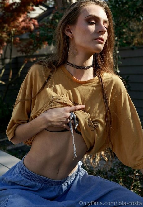 lola costa topless onlyfans