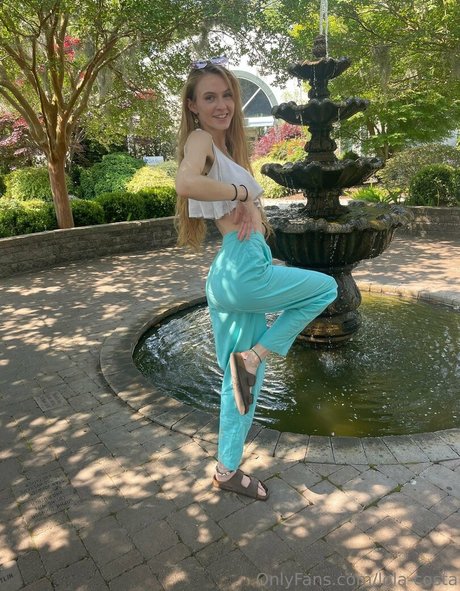 lola costa onlyfans tits