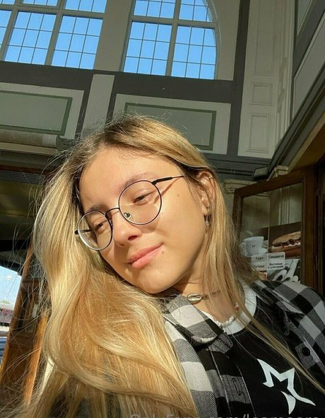 leamoore onlyfans images