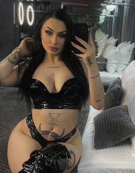 LaReinaMalvadaa onlyfans exposed