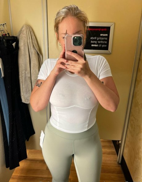 shy butterfly22 onlyfans model photos