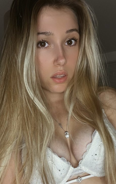 elleperrii onlyfans model photos