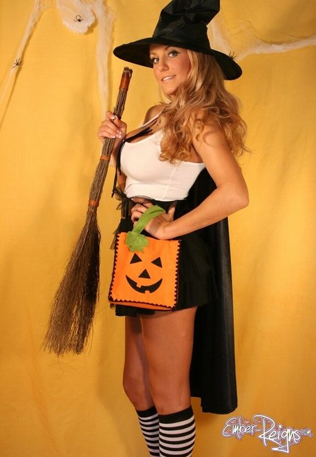 Ember Reigns onlyfans leaked.