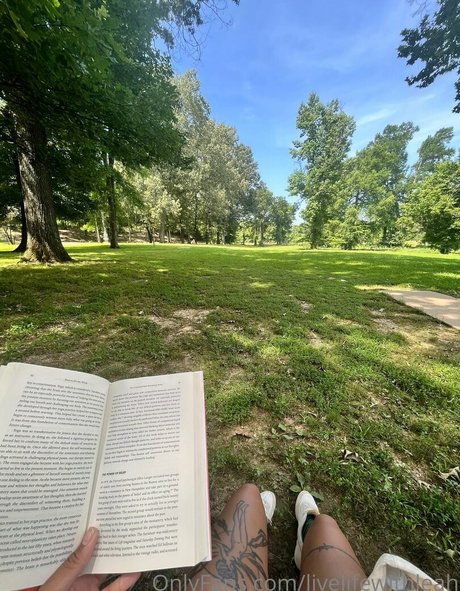 leahsade onlyfans striptease