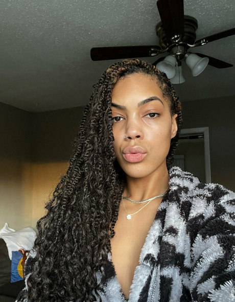 leahsade onlyfans model