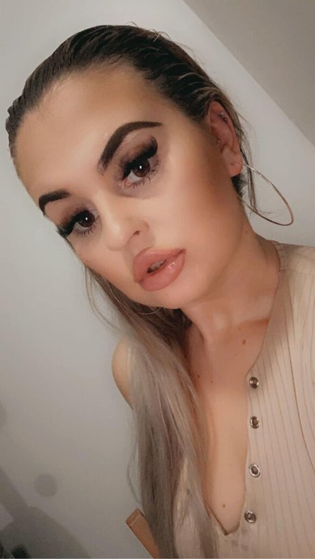 D arcy Ingle only fans pics