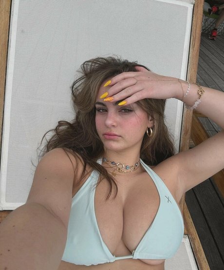 Sara Bella Harris boobs onlyfans