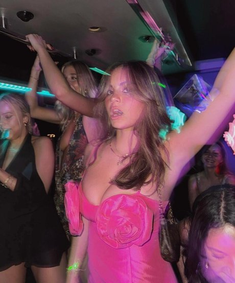 Sara Bella Harris onlyfans model