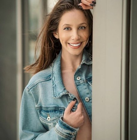 Emuna Zuzut naked only fans