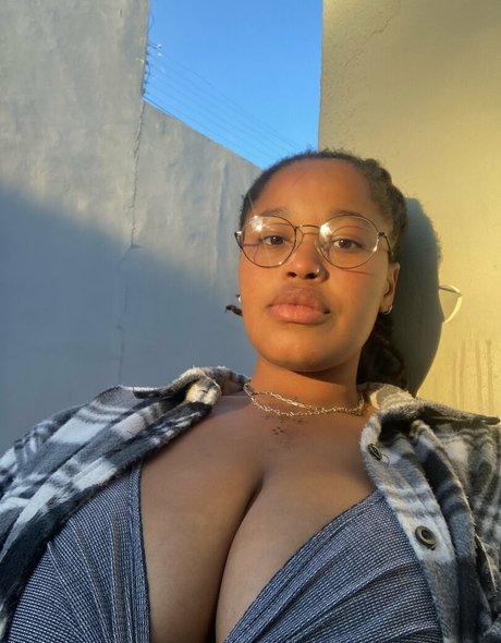 arielcosmo onlyfans boobs