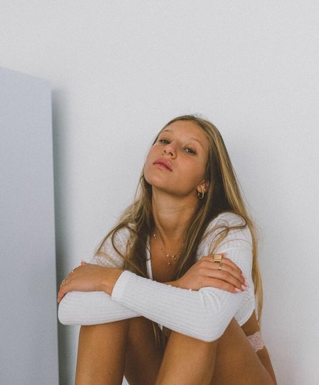 Roni Zouler onlyfans model