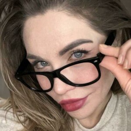 elizabethh1987  selfie