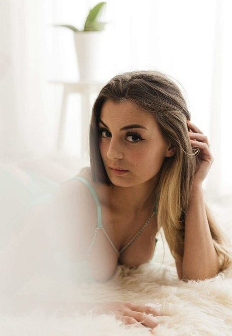 Ariia21 onlyfans model