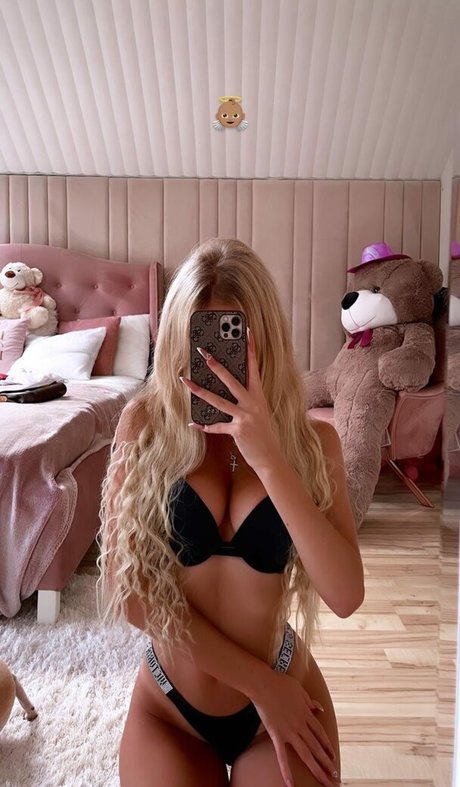 Eva april11 onlyfans model