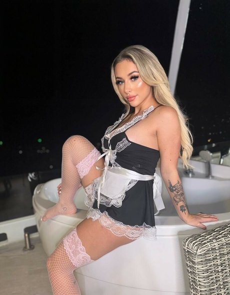 sophielouise1x naked onlyfans pics