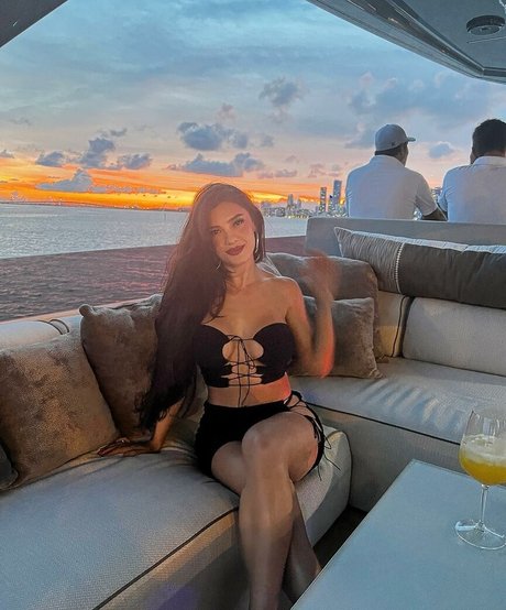 Ece Ozbdk naked onlyfans leaked