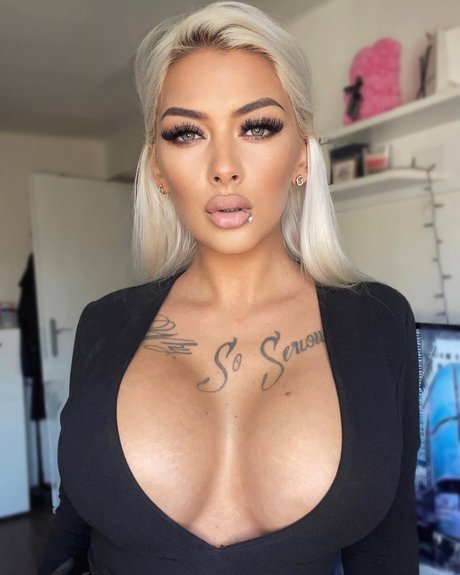 Deminecka_ onlyfans model images