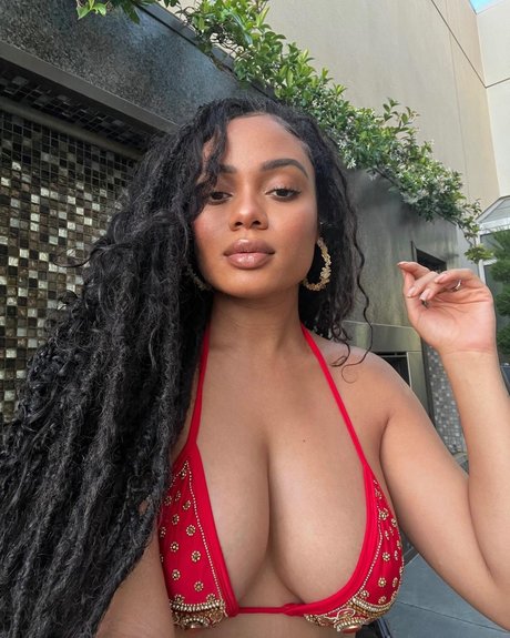 Essence Tatiana nude only fans