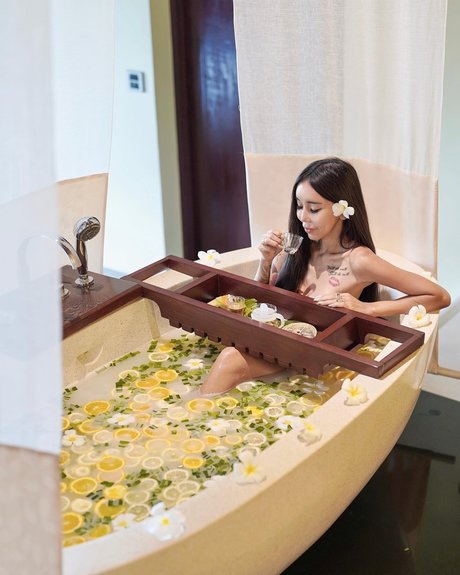 Leng Yein onlyfans striptease