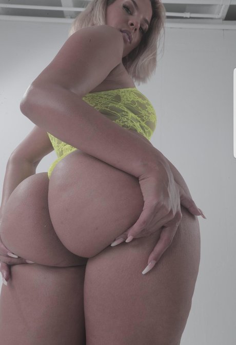 Amirah Dyme onlyfans striptease