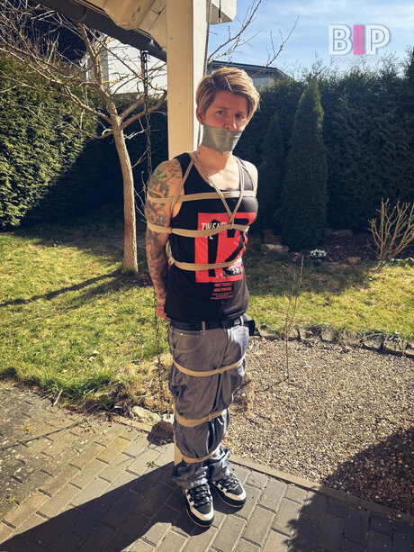 lesbian kissing onlyfans top scene