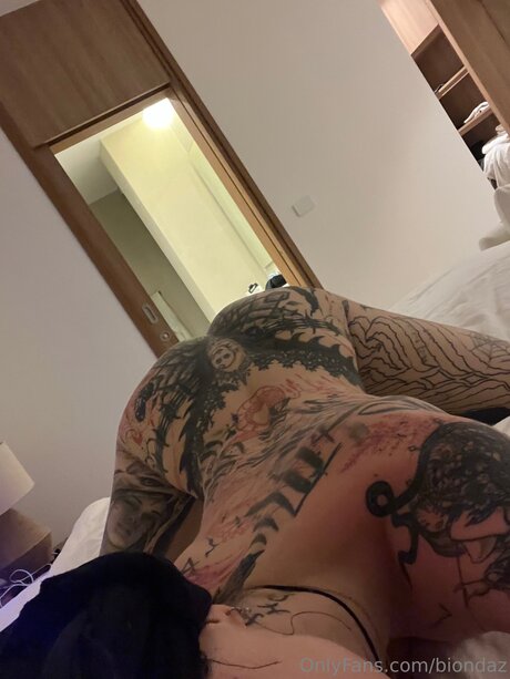 Biondaz topless onlyfans