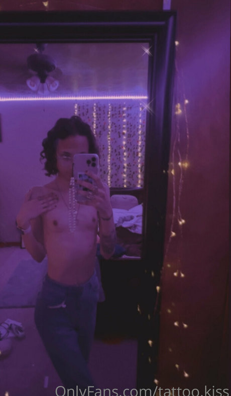 tattoo kiss onlyfans photo