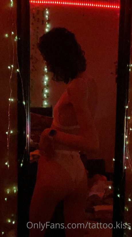tattoo kiss leaked onlyfans nude