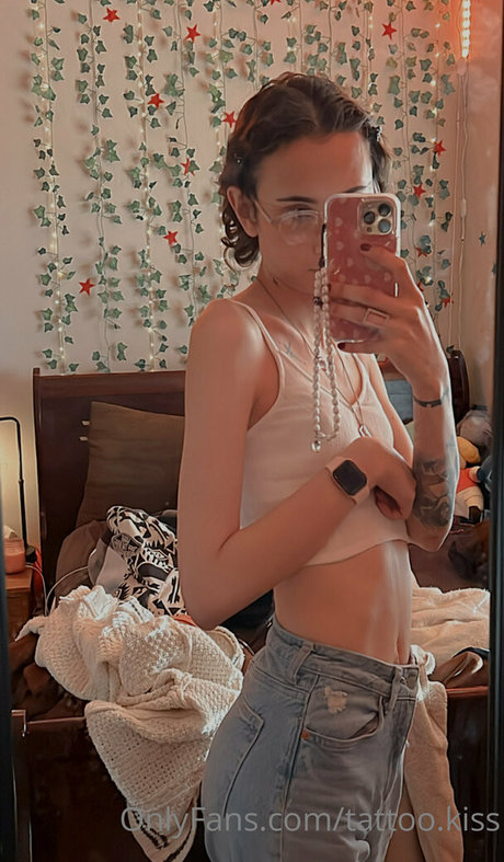 tattoo kiss onlyfans model images