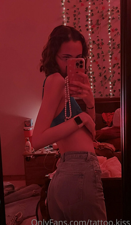 tattoo kiss nude onlyfans leaks