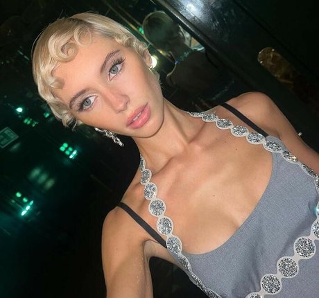 Iris Law onlyfans model photos