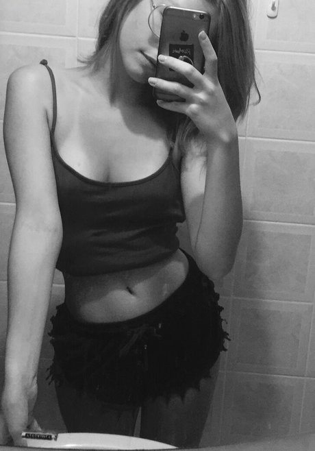 gbrllareis topless onlyfans