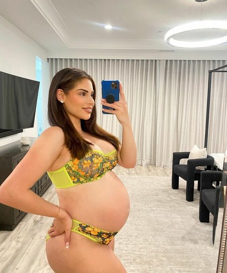 Nazanin Kavari onlyfans leaka