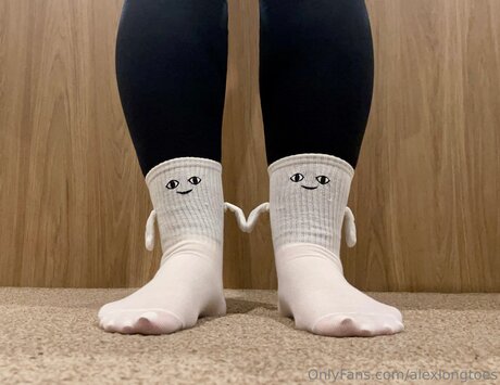 Alexlongtoes onlyfans topless