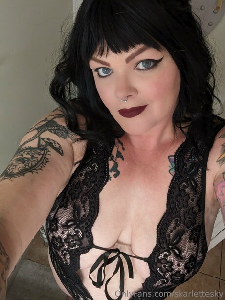 Skarlettesky naked on onlyfans