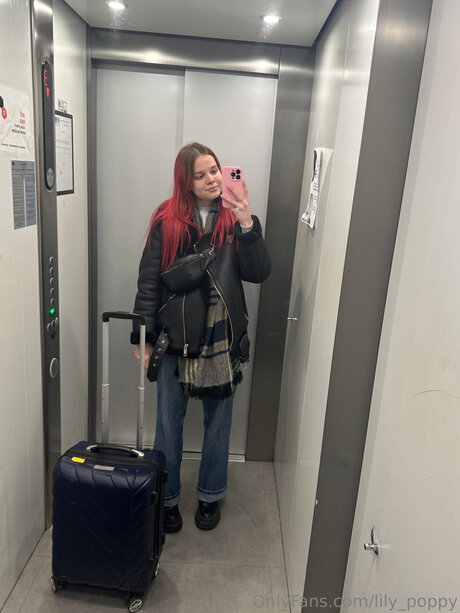 Lily Poppy onlyfans striptease