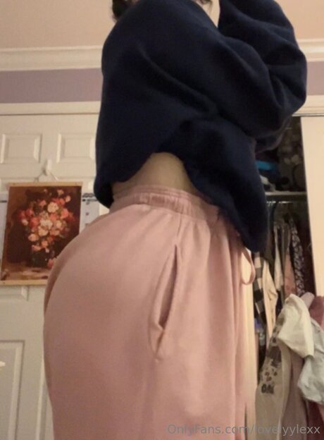 Lovelyylexx onlyfans ass