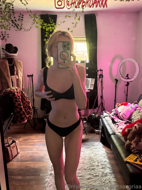 Sweetsangriaa onlyfans model photo