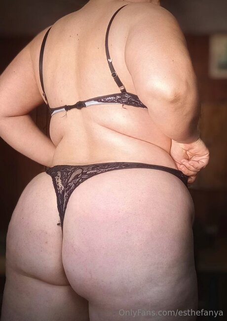 Esthefanya onlyfans model photo