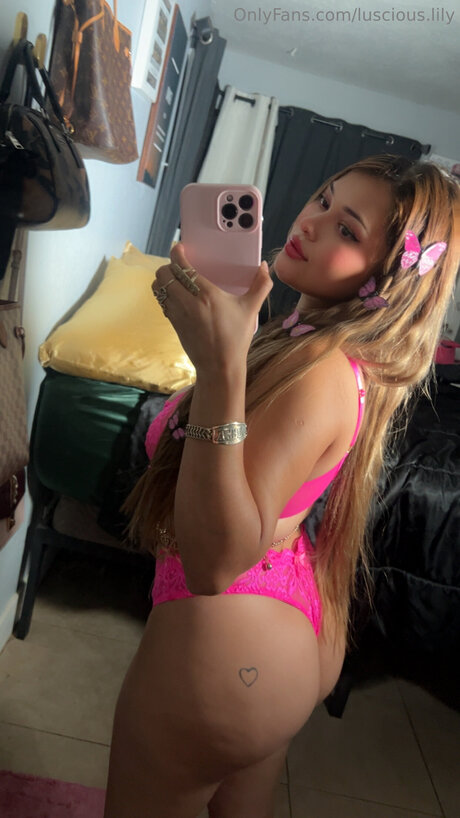 Luscious Lily onlyfans striptease