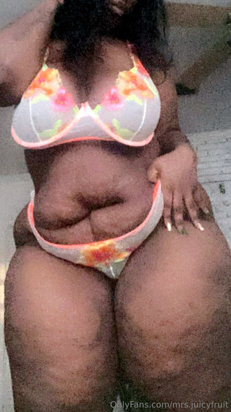 Mrs Juicyfruit onlyfans model photo