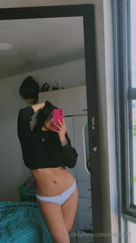 M4rian27 onlyfans model images