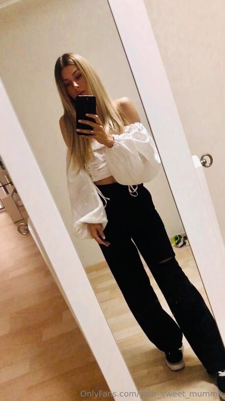 Your Sweet Mummy onlyfans model photo