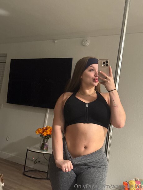 Anthxnellaa nude onlyfans pics