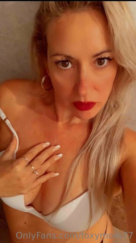 Foxymom77 only fans nude leaks