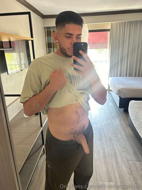 Aktivenattraktive onlyfans model photo