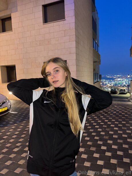 Arya Lune onlyfans striptease