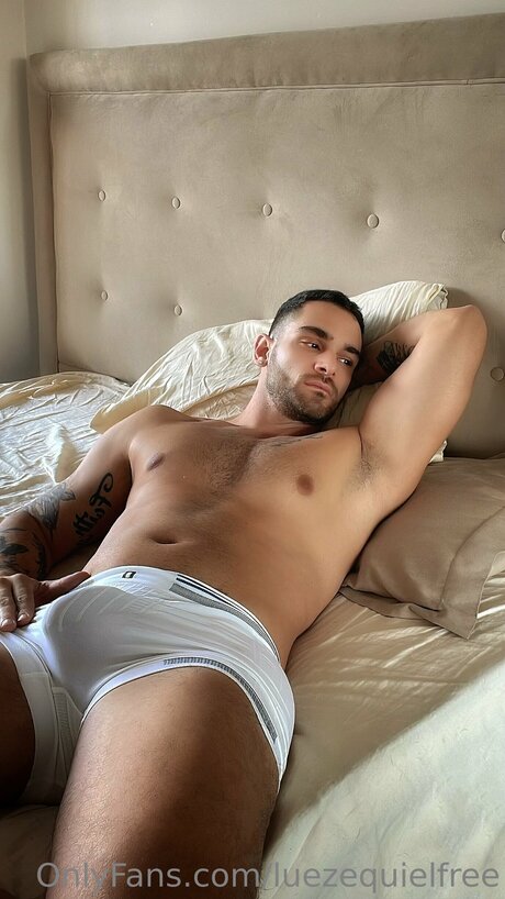 Luezequielfree is on onlyfans