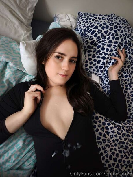 Emilytoh25 leaked only fans